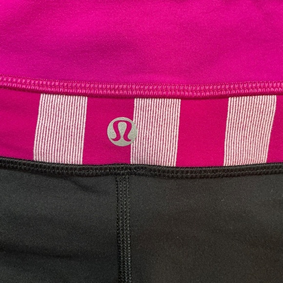 Lululemon Reverse Groove Shorts Size 6 Black Raspberry Waistband - Picture 9 of 15